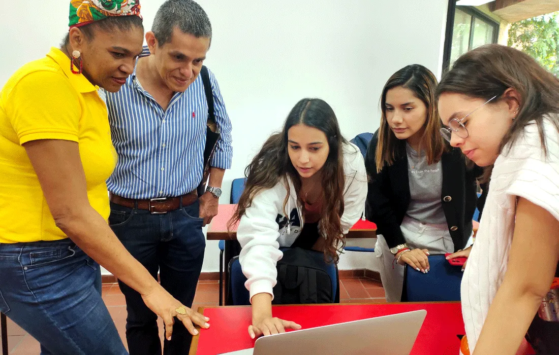 Estudiantes de Diseño trabajan con emprendedores de Comfandi Estudiantes de Diseño trabajan con emprendedores de Comfandi