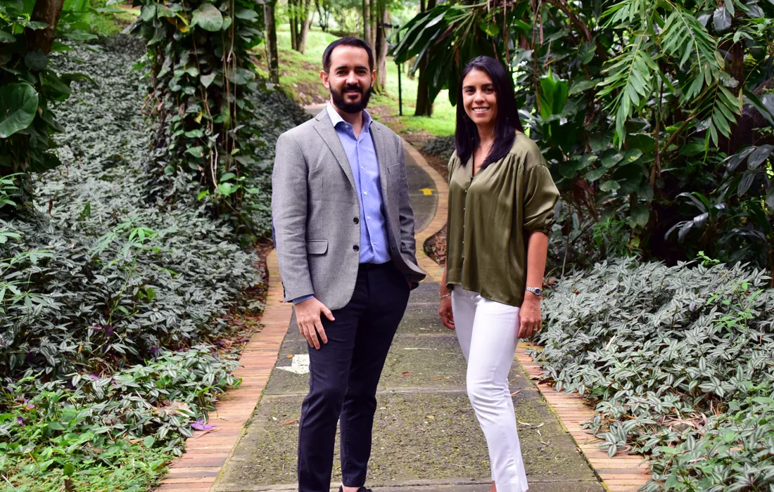 Lya Paola Sierra y Pavel Vidal, creadores del Indicador Mensual de Actividad Económica de la Javeriana Cali Lya Paola Sierra y Pavel Vidal, creadores del Indicador Mensual de Actividad Económica de la Javeriana Cali