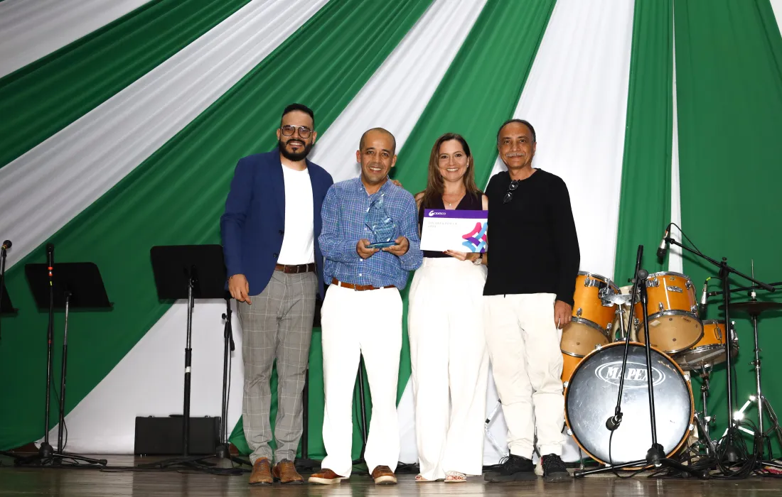 Tatiana Rojas, del Departamento de Ciencias Sociales, Fernando Arboleda y Diego Bermúdez, del Departamento de Arte, Arquitectura y Diseño, ganadores del Premio CIDESCO a la Innovación Universitaria en la categoría Innovación para el aprendizaje con el proyecto Colores por la vida. Los acompaña Camilo Lezcano Director de CIDESCO. 