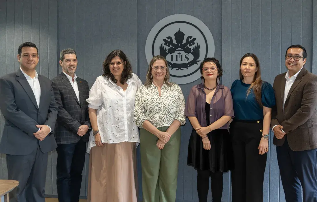 Foto oficial del acto de posesión: de izquierda a derecha, Pablo Rubén Vernaza, secretario general de la Seccional; Fabian Osorio Tinoco, decano de la Facultad de Ciencias Económicas y Administrativas; María Claudia Villegas, decana de la Facultad de Creación y Hábitat; María Consuelo Giraldo, directora del Departamento de Creación; Katerine Alejandra Duque, directora de la Maestría en Interculturalidad, Desarrollo y Paz Territorial; Isabel Cristina Quintero, directora de Posgrados Facultad de Ciencias Econ