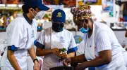 Estudiantes de gastronomía con Basilia de Galería Alameda