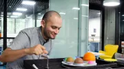 Estudiante de Ingeniería Mecánica diseñaron juegos interactivos para explicar un principio físico a menores de edad Estudiante de Ingeniería Mecánica diseñaron juegos interactivos para explicar un principio físico a menores de edad