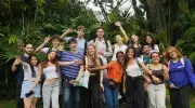 Grupo de estudiantes fotos locales e internacionales posando juntos en zona verde de la Javeriana Cali