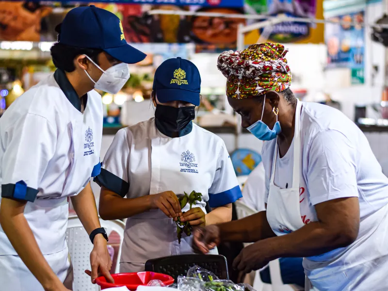 Cali Délice 2022 Estudiantes de gastronomía con Basilia de Galería Alameda