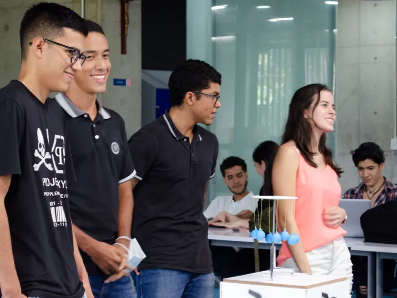 Estudiante de Ingeniería Mecánica diseñaron juegos interactivos para explicar un principio físico a menores de edad Estudiante de Ingeniería Mecánica diseñaron juegos interactivos para explicar un principio físico a menores de edad