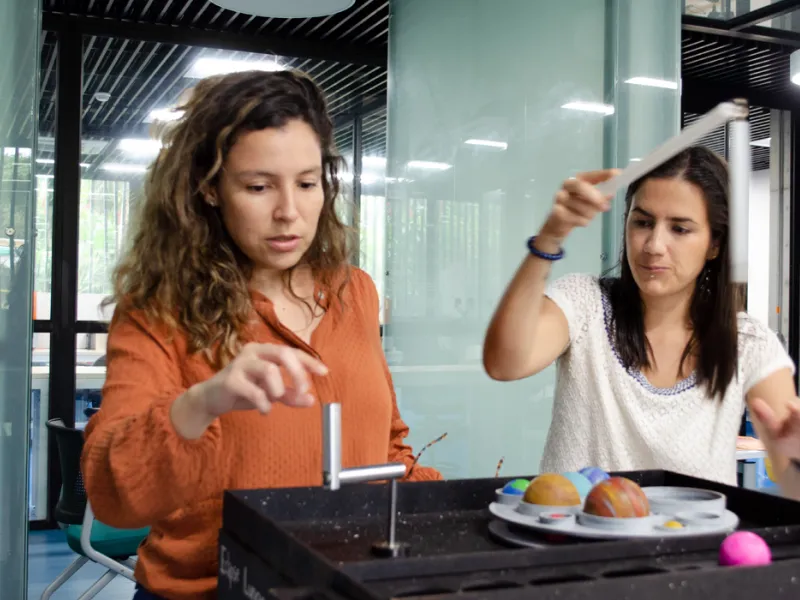 Estudiante de Ingeniería Mecánica diseñaron juegos interactivos para explicar un principio físico a menores de edad Estudiante de Ingeniería Mecánica diseñaron juegos interactivos para explicar un principio físico a menores de edad