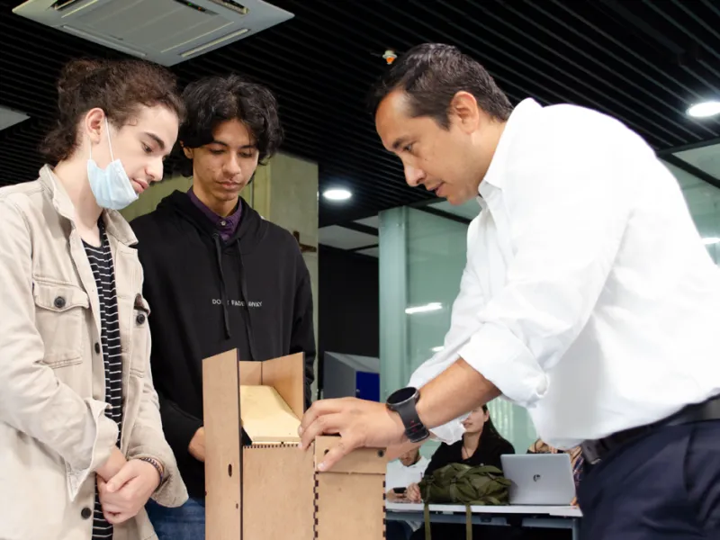 Estudiante de Ingeniería Mecánica diseñaron juegos interactivos para explicar un principio físico a menores de edad Estudiante de Ingeniería Mecánica diseñaron juegos interactivos para explicar un principio físico a menores de edad
