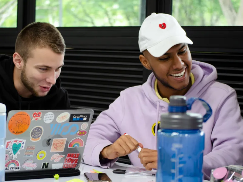 Hackaton, una experiencia de innovación colaborativa con empresas que le apuesta a metodologías de enseñanza de clase mundial Hackaton, una experiencia de innovación colaborativa con empresas que le apuesta a metodologías de enseñanza de clase mundial