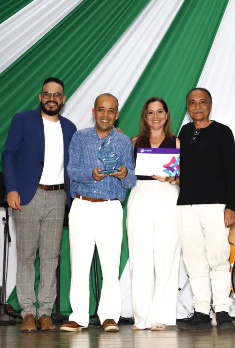 Tatiana Rojas, del Departamento de Ciencias Sociales, Fernando Arboleda y Diego Bermúdez, del Departamento de Arte, Arquitectura y Diseño, ganadores del Premio CIDESCO a la Innovación Universitaria en la categoría Innovación para el aprendizaje con el proyecto Colores por la vida. Los acompaña Camilo Lezcano Director de CIDESCO. 