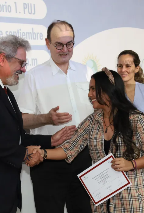 clausura de estudiantes en condición de vulnerabilidad que recibieron formación en inglés